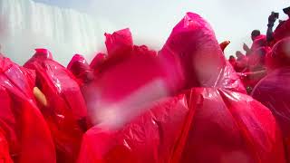 ナイアガラの滝。遊覧船で土砂降り（笑）左側がアメリカ滝・今からアメリカ滝に突っ込みます。スゴイ雨。カメラ壊れました（笑）