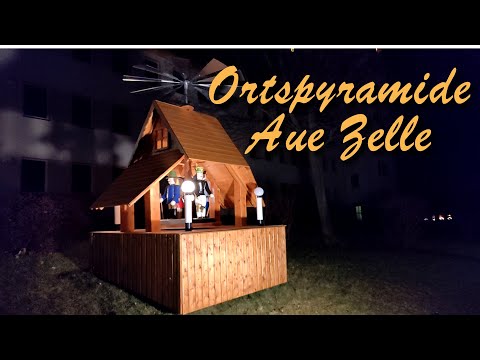 Ortspyramiden im Erzgebirge: Zelle, Ortsteil von Aue. Schöne bunte Figuren. Schule Zeller Berg