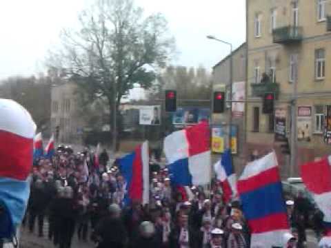 Derby Radomia Broń  przemarsz kibiców broni