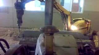 preview picture of video 'Brokk 180 Komatsu D41 on oversize concrete slabs'