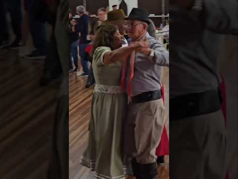 olha a valsa nos idosos do bairro Cristo Rei em Pato Branco no Paraná.Brasil #shotrs #baile #dança