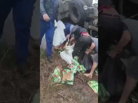 Carreta com cerveja tomba e carga é saqueada no sul de MG | #PrimeiroImpacto
