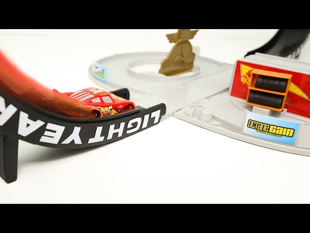 Vídeo relacionado con Mattel Disney Pixar Cars Copa Pistón Pista para coches de juguete con 1 vehículo, +3 años (HPD81)