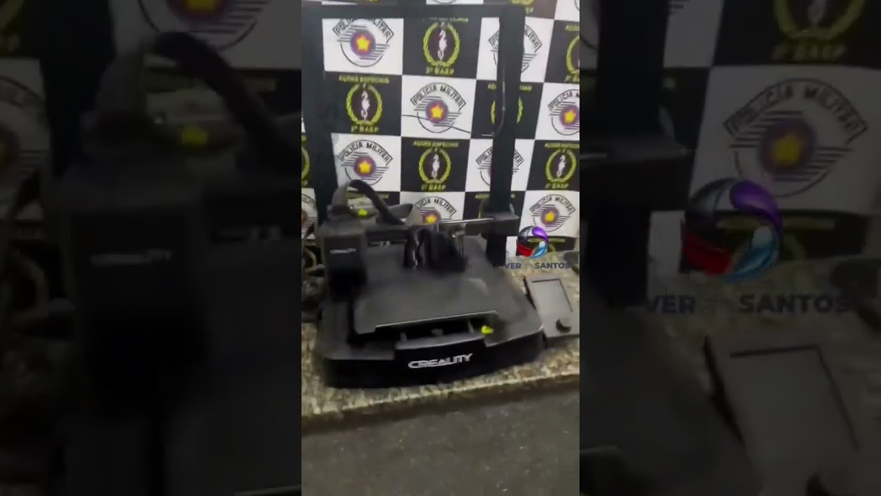 Polícia descobre fábrica clandestina de peças para submetralhadoras em São Vicente.