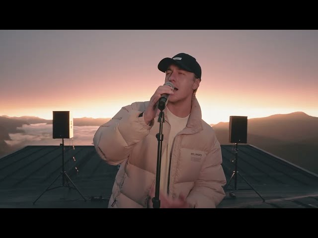 Video zu 'Eyes On Me' ansehen