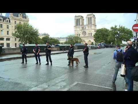 Mutmaßlicher Islamist greift Polizisten in Paris an