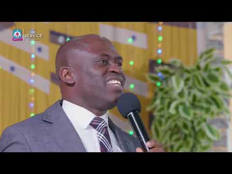 Awesome: Polyglot dazzles the audience with 7 languages and many other dialects.