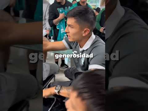 Mientras esta jugadora de fútbol ni siquiera mira al niño que le pide un autógrafo😲!