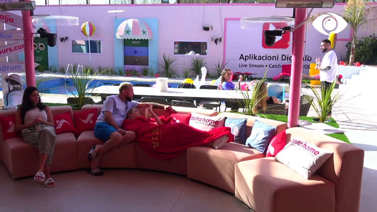 Keisi dhe Luizi qeshur teksa shohin debatin Antoneta-Lorenc