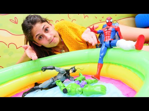 Ayşe ile havuz oyunu! Süper kahramanlar yüzmeye gidiyor! Örümcek Adam, Batman ve Hulk oyuncakları