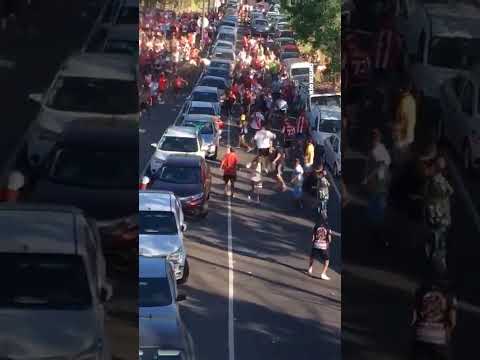 🔴 Violento enfrentamiento entre las dos barras de River afuera del Monumental: