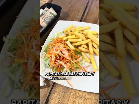 ￼almorzando en Guatape