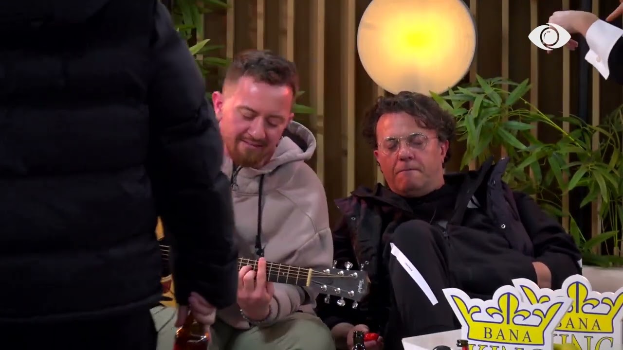 Vijojnë momentet festive në shtëpi, banorët këndojnë teksa Tiri luan në kitarë