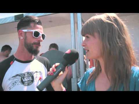 Eva inspecteert de nieuwe toiletten (Rock Werchter 2015)