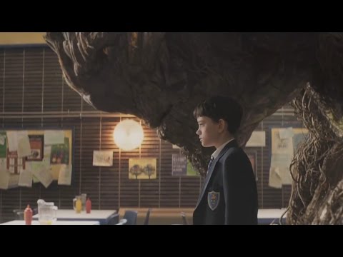 Thumbnail of the video: Un monstruo viene a verme (A Monster Calls) - Tráiler Oficial Doblado
