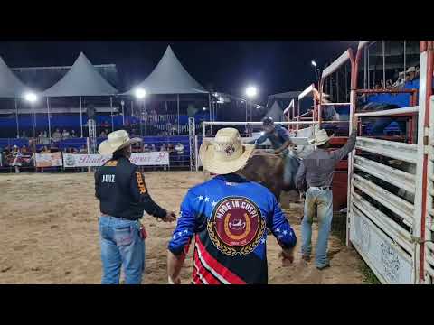Rodeio Show em Arapuã-Pr. Assista algumas montarias em touros
