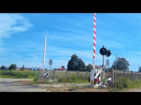 Passaggio a livello Terranova (AL) Stazione FFSS # railroad crossing # bahnübergang # 踏み切り