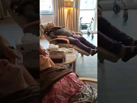 Seniorin entspannt mit Gesichtsmaske in der Tagespflege Leipzig-Stötteritz