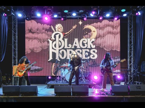Emerging Showcase Vol. 4 : Black Horses