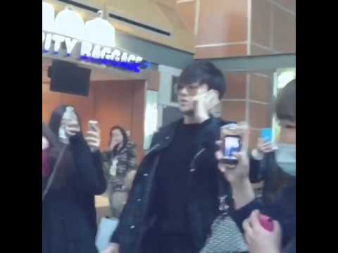 141129[ENGSUB]吳亦凡在YVR上用英語和朋友哈拉。 (141129 [ENGSUB] Wu Yifan talking to a friend in English at YVR)