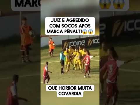 juiz agredido com socos após marca penalti #Futebol #esporte #fyp #viral