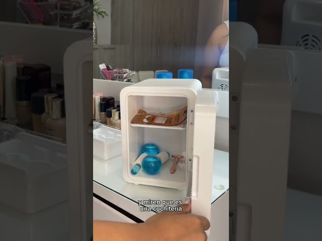 Vídeo relacionado con HOMCOM Nevera Cosméticos 10L, Nevera Pequeña Extrasilenciosa, 12V/240V para Enfriar y Calentar, Espejo con Luces LED Regulable, para Dormitorio, Oficina, Maquillaje, Bebidas, 23,5x28x34 cm, Blanco