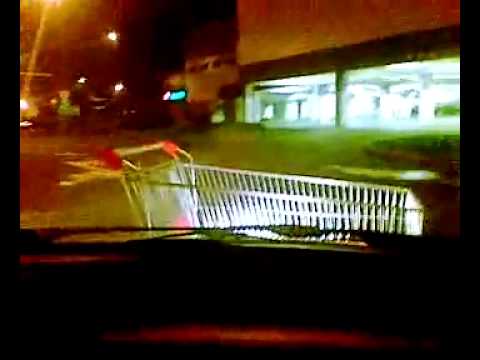 Pchanie sklepowego wózka... samochodem
