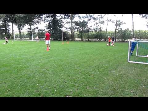 F7 SVS Training : tussen pionnen schieten dribbelen en op goal (5  sept 2012)