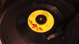 THE SHANGRI-LAS REMEMBER (Walkin' in the Sand) - RED BIRD GIRL GROUP 45RPM