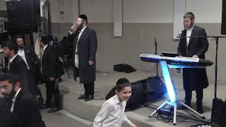 הקלידן שימי ברזסקי בליווי הזמר מוטי גולדמן מבצעים את ממלכת כהנים כמו שרק הם יודעים