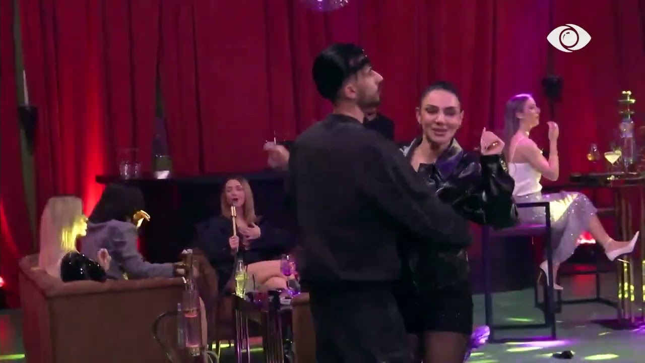 Ndizet atmosfera/ Kristi kërcen me Krusitën, përqafon banoren teksa janë duke kërcyer