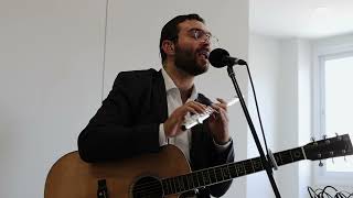 אבי הס בביצוע לופר מיוחד לשירו אגודה אחת (היוצר אבי הס) - התמונה מוצגת ישירות מתוך אתר האינטרנט יוטיוב. זכויות היוצרים בתמונה שייכות ליוצרה. קישור קרדיט למקור התוכן נמצא בתוך דף הסרטון