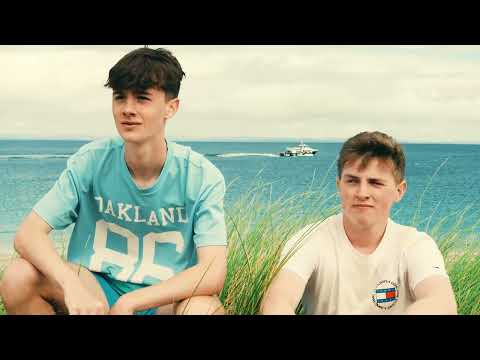 Siar Siar Leat - Green Green Grass - George Ezra as Gaeilge