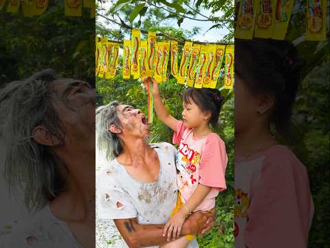 Em bé hái kẹo cầu vồng cho ông nội tội nghiệp ăn #shorts #baby #cute