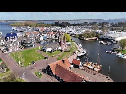 De prachtige haven van Huizen in Maart 2025