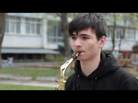 Pasiunea pentru saxofon și decizia de a merge în viață pe drumul muzicii.