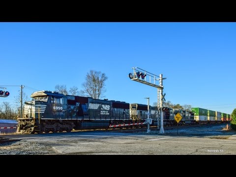 NS: A fast intermodal train, speeding thru Greer SC