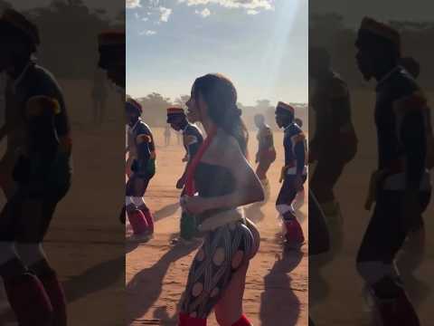 Anita em aldeia indígena no Xingú