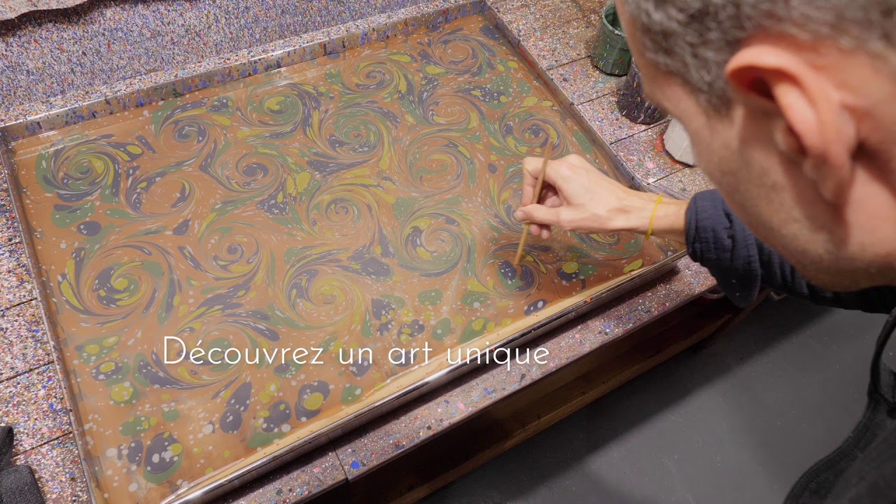 Initiez-vous à la marbrure en équipe et réalisez de superbes affiches avec Laurie - Vidéo