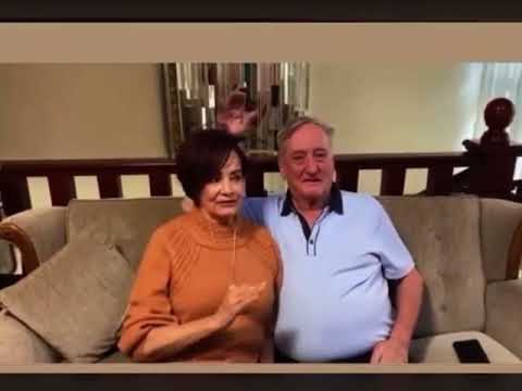 Señora se ondea y le pega a su esposo en media bendición