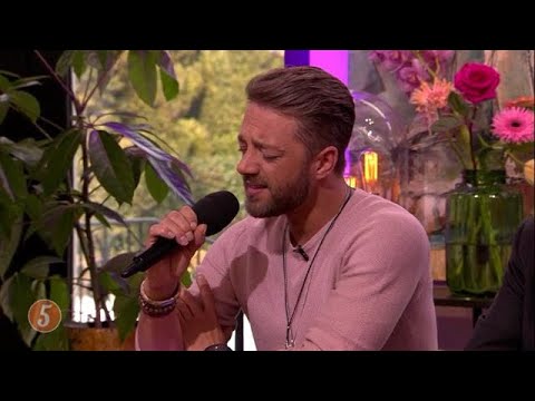 Tommie Christiaan zingt het nummer 'Huil Nou'  - 5 UUR LIVE
