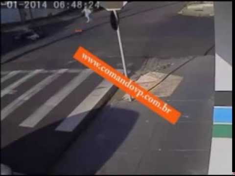 Câmeras de segurança filmam grave atropelamento