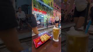 Vietnamese Food In Train Street, Hanoi #letstravelandbekind #hanoi #vietnam #trainstreet #shorts