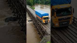 Download lagu 🚨 DETIK-DETIK MENCEKAM! Truk Berat Hampir Ambruk di Jembatan Kayu Renta 😱🌊 mp3