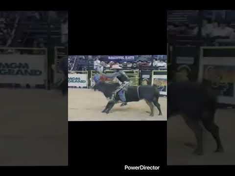 Michael Gaffney rides Wolfman for 80 points #cowboys #rodeo #rodeosport #pbr
