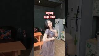 Download lagu Joget Dangdut |TikTok: elsasilviaaprillia | Bunga (Arlida Putri ft OM Adella)#goyang #dance #dangdut mp3