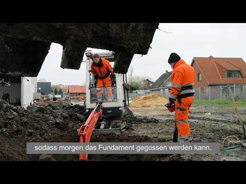 Aufbau eines Storchenmasts am Bauhof der Stadt Geestland in Langen