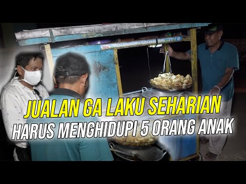 TIDAK LAKU !!! PENJUAL GORENGAN INI SELALU BAGIKAN DAGANGANNYA