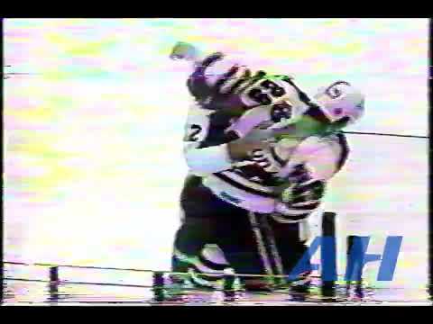 NHL Oct. 13, 1985 Steve Ludzik,CHI v Steve Thomas,TOR Toronto Maple Leafs Chicago Blackhawks