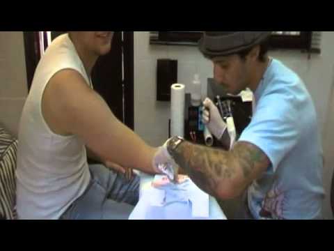 Tobias tatuerar in Barkurser.se logga på underarmen